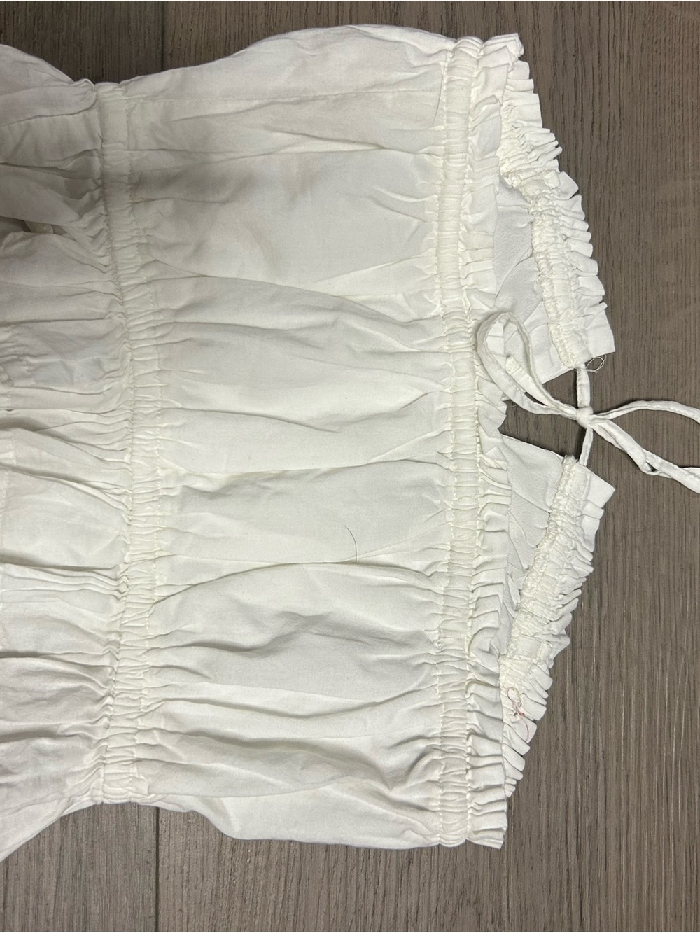 Hollister White Ruched Ruffle Crop Top – Size XS - Picture 3 of 4